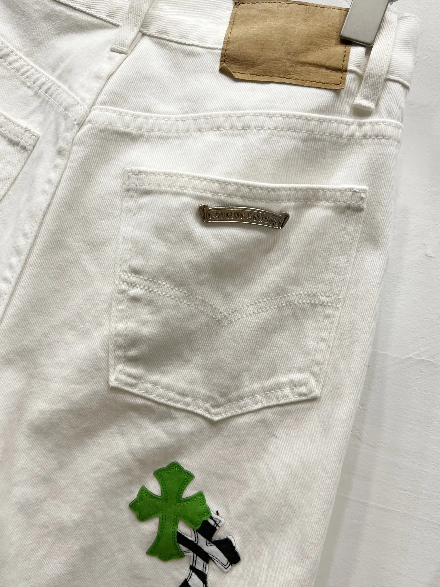 P260 Style number: (c037) Chrome hearts Cross patch leather jeans workwear logging pants Chrome hearts logging pants are here! ! ! CH Croix Heart Double Knee Cross Patch Leather Bo1 Style Logging Pants Straight-leg Work Pants B136 Croix Heart Cross Sanskrit Overalls Price 4W Level, Patched Cross Pattern Decoration, High Waist Washed Jeans! ! Absolutely high-end luxury products, 1.9W level god-level single products, super popular products, made by top heavy industry, not to be missed. About Zangyin, this is an extremely luxurious fashion brand, which can also be called the nobles of the high street. It has always been an exclusive brand of some hipsters or rich second generation. Compared with ordinary high streets, it is more luxurious and noble. Compared with luxury brands, it has a more fashionable personality and has always been a brand that I have a special liking for. Imported yarn is custom-woven into a high-density twill canvas, which ensures a crisp silhouette while the fabric feels very delicate. It follows the B01 classic silhouette, with a crisp and stylish upper body. The ready-made garments are stone-ground and fermented and can be matched with any style. Buttons and zinc are washed with genuine YKK retro metal products. Double-layered canvas on the front. Perfect details. All hardware is perfect. Size: s-XXL Color: White
